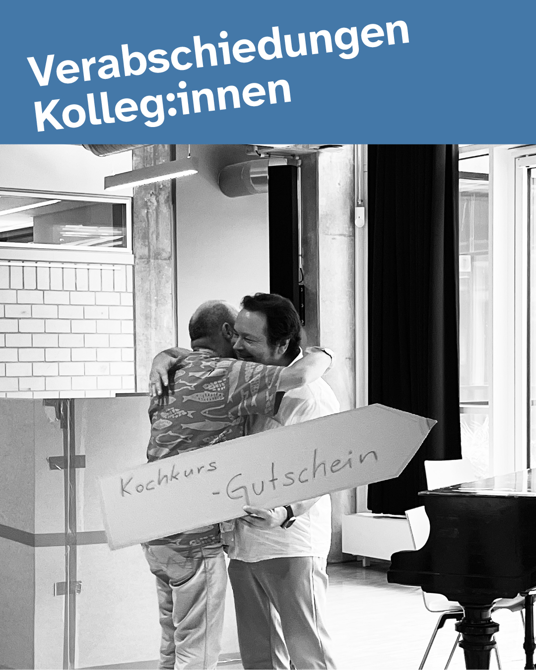 Auf dem Bild sieht man Roman Wagner bei einer herzlichen Umarmung mit seinem ehemaligen Kollegen