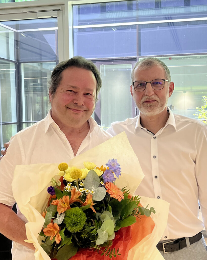 Roman Wagner und Schulleiter Thomas Dulisch